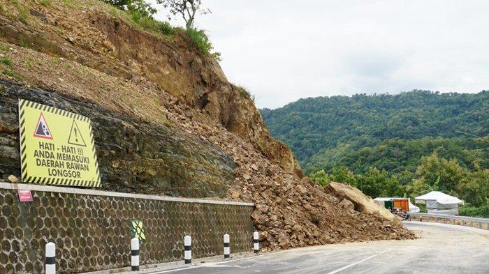 REKAHAN BARU - Penampakan longsor yang terjadi di Jalan Baru Tanjakan Clongop, Gunungkidul, Selasa (18/3/2025). BPBD Gunungkidul menyebut ada rekahan baru sepanjang 40 meter di Tebing Tanjakan Clongop dan berpotensi longsor susulan