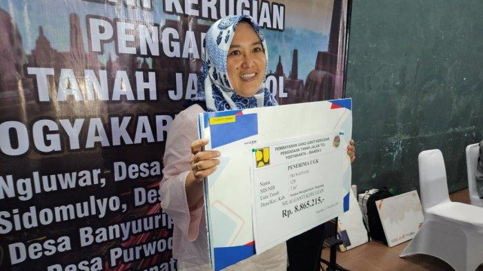 Demi mengurus proses pembayaran uang ganti rugi (UGR) proyek Tol Jogja-Bawen, Tri Wahyuni (43), warga asal Dampit, Mertoyudan, Kabupaten Magelang, rela pulang kampung dari Brunei Darussalam