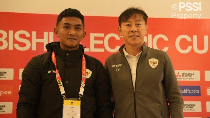 Rivaldo Pakpahan (kiri), gelandang Borneo FC yang dibawa pelatih timnas Indonesia, Shin Tae-yong ke konferensi pers menjelang laga Vietnam vs Indonesia di Grup B Piala AFF 2024, Sabtu (14/12/2024)