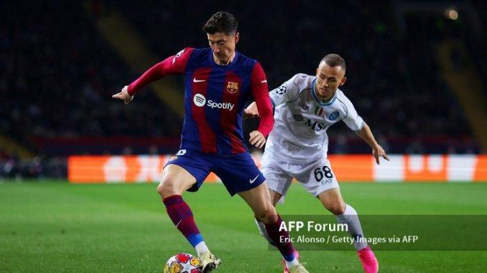 Robert Lewandowski vs Stanislav Lobotka di babak 16 besar Liga Champions antara Barcelona vs Napoli di Estadi Olimpic Lluis Companys pada 12 Maret 2024 di Barcelona, Spanyol.