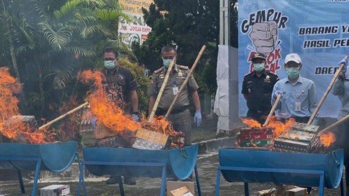 ROKOK ILEGAL - Pemusnahan barang milik negara hasil penindakan pelanggaran cukai di halaman Kantor Satpol PP DIY, Selasa (20/5/2025). Barang yang dimusnahkan terdiri dari rokok ilegal dan liquid vape dengan total nilai taksiran mencapai Rp 2,58 miliar. Kegiatan ini merupakan hasil kolaborasi Pemerintah Daerah Istimewa Yogyakarta dan Kantor Bea Cukai Yogyakarta dalam upaya menekan peredaran barang kena cukai ilegal.