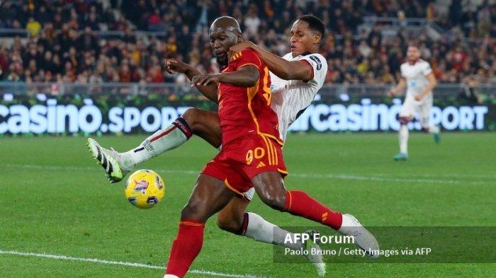 Romelu Lukaku vs Yerry Mina di Liga Italia Serie A antara Roma vs Cagliari di Stadion Olimpico pada 05 Februari 2024 di Roma, Italia.