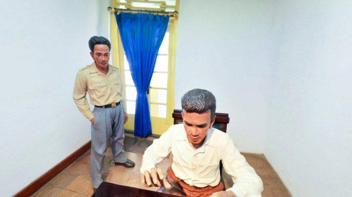 Sayuti Melik yang didampingi BM Diah mengetik naskah proklamasi. Foto Ruang Pengetikan Teks Proklamasi Kemerdekaan RI di Museum Naskah Proklamasi