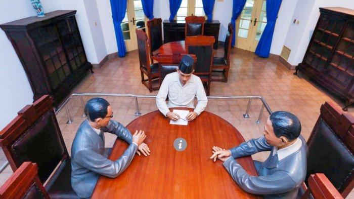 Bung Karno, Bung Hatta, dan Ahmad Soebardjo sedang menyusun teks proklamasi kemerdekaan RI di ruang makan Laksamana Maeda. Foto Ruang Perumusan Teks Proklamasi Kemerdekaan RI di Museum Naskah Proklamasi.