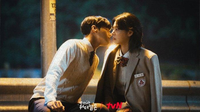 Ryeoun (Ha Eun Gyeol) dan Seol In Ah (On Eun Yu) di Drama Korea Twinkling Watermelon Episode 9