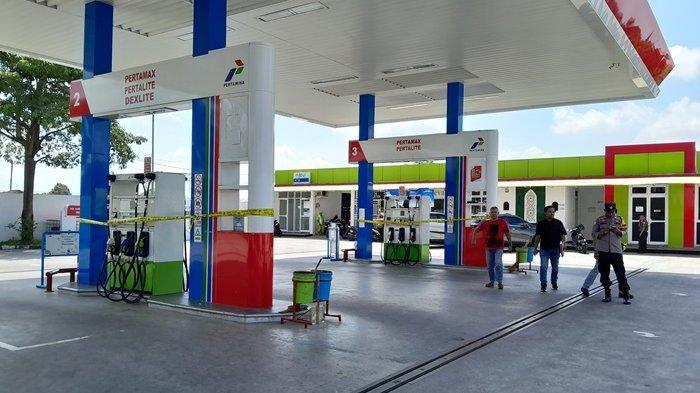 DISEGEL - SPBU Trucuk di Jalan Raya Trucuk, Desa Wonosari, Kecamatan Trucuk, Kabupaten Klaten, Jawa Tengah, ditutup sementara setelah sejumlah kendaraan mengalami mogok usai mengisi BBM jenis Pertalite pada Selasa (8/4/2025).