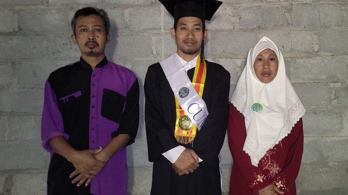 Sahid Ramandhani (22), mahasiswa Program Studi (Prodi) Teknik Elektronika Fakultas Teknik Universitas Negeri Yogyakarta (UNY) wisuda tanpa skripsi dan KKN