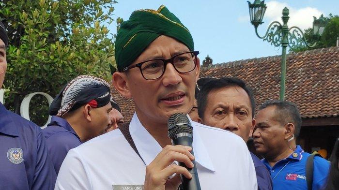 Saat mengunjungi Desa Wisata Wukirsari , Bantul pada Minggu (28/5/2023) Sandi terlihat mengenakan blangkon berwarna hijau.