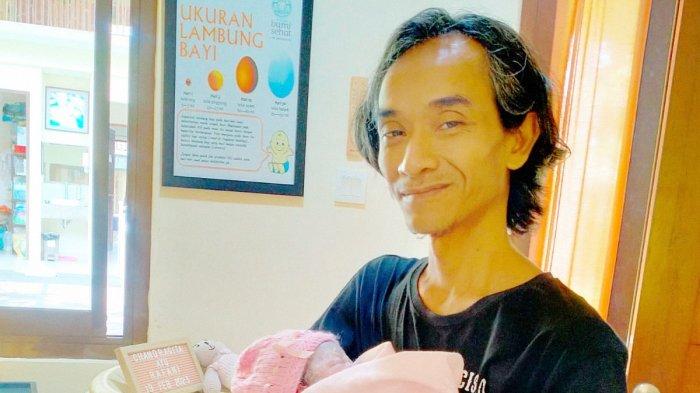 Burhan, pendiri Yayasan Rumah Bayi Bali Indonesia