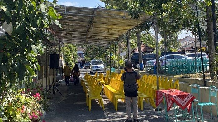 Sejumlah kursi dan tenda tersusun rapi di jalan depan rumah duka YCH di Gergunung, Klaten Utara, Klaten, Minggu (21/7/2024).