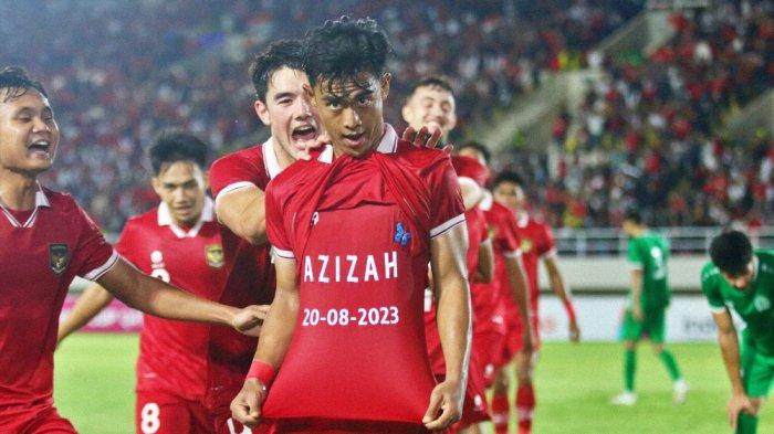 Pemain Timnas Indonesia U-23 Pratama Arhan Alief Rifai menunjukkan tulisan bertuliskan nama istri dan tanggal pernikahan, Azizah 20-08-2023 usai mencetak gol kedua bagi timnya dalam laga pamungkas babak kualifikasi Grup K Piala Asia U-23 Qatar 2024 di Stadion Manahan Solo, Selasa (12/9/2023) malam.