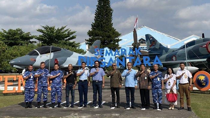 Narasumber talk show dan peluncuran Semarak Dirgantara 2024 foto bersama di Museum Pusat TNI AU Dirgantara Mandala, Yogyakarta, Selasa (30/7/2024).