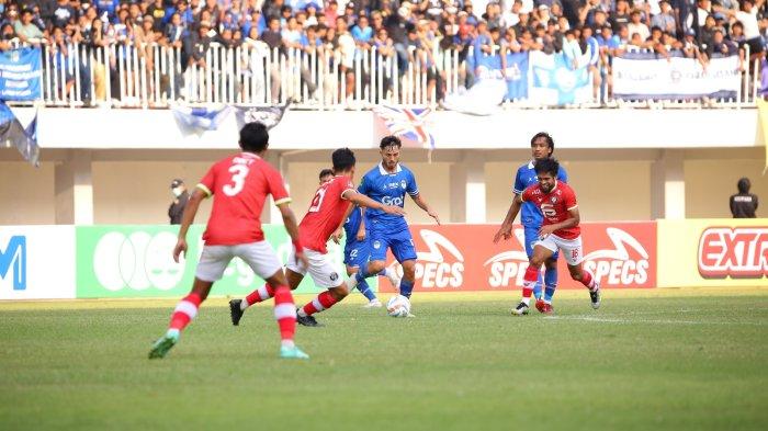 Pemain Bekasi City (baju merah) mengepung pergerakan pemain asing PSIM Yogyakarta, Andreas Esswein saat kedua tim bertemu di Stadion Mandala Krida, Senin (11/9/2023) pada pekan perdana Liga 2 2023/2024.