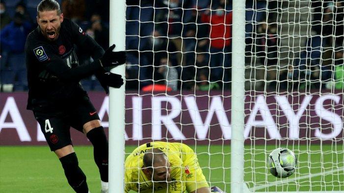 Sergio Ramos merayakan gol di Ligue 1 Prancis antara PSG vs Reims di stadion Parc des Princes di Paris pada 23 Januari 2022.