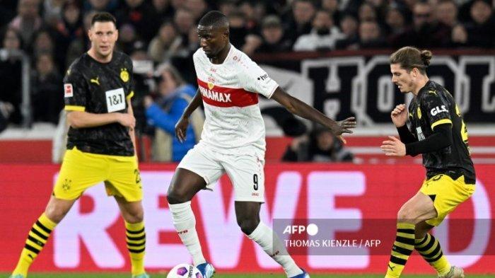 Serhou Guirassy vs Marcel Sabitzer di Bundesliga Jerman Stuttgart vs Borussia Dortmund di Stuttgart, barat daya Jerman pada 11 November 2023.