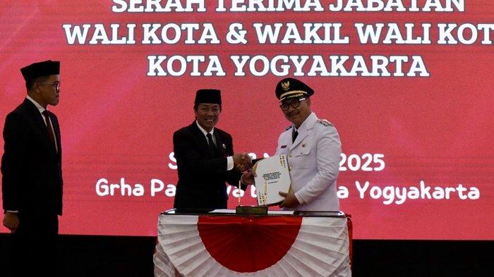 SERTIJAB - Prosesi serah terima jabatan (sertijab) Wali Kota Yogyakarta dari Sugeng Purwanto kepada Hasto Wardoyo, Senin (3/3/2025).