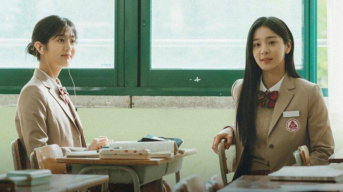 Shin Eun Soo sebagai Chung Ah (kiri) dan Seol In Ah sebagai Se Kyung (kanan) di Drama Korea Twinkling Watermelon