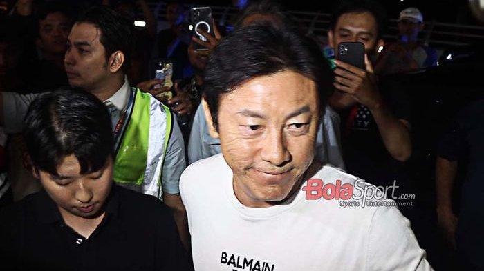 Mantan pelatih Timnas Indonesia, Shin Tae-yong, saat tiba di Bandara Soekarno Hatta, Tangerang, Banten, Minggu (26/1/2025).