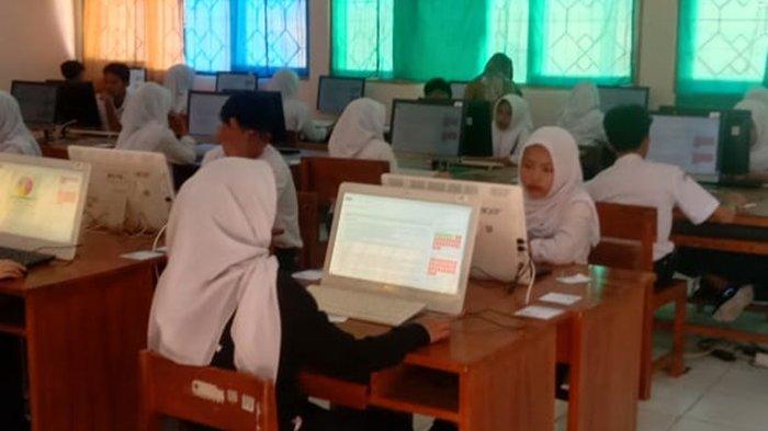 UJIAN - Siswa SMP di Gunungkidul menjalani ujian ASPD pada hari pertama, Senin (5/5/2025)