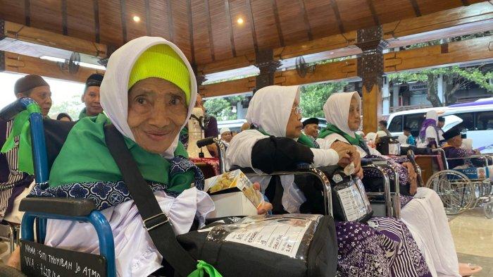 Siti Toyibah (82), warga Kalurahan Canden, Kapanewon Jetis, Kabupaten Bantul, sedang menunggu keberangkatan ibadah haji dari Pendopo Parasmya Bantul, Jumat (24/5/2024) sore.
