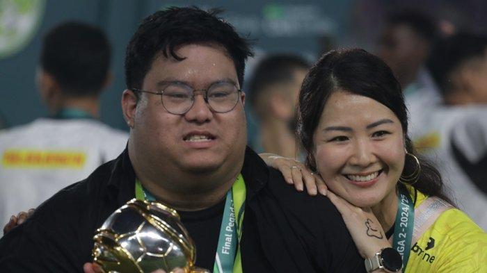 Manajer PSIM Yogyakarta, Dyaradzi Aufa Taruna saat merayakan keberhasilan klub tersebut menjuarai Liga 2 2024/2025 di Stadion Manahan, Solo, Rabu (26/2/2025).