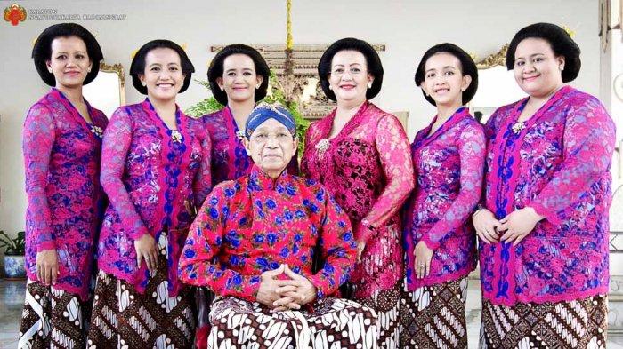 Sri Sultan Hamengku Buwono X, GKR Hemas, dan kelima putrinya