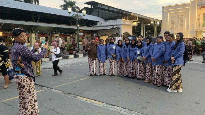 Rombongan dari Kalurahan Mangunan, Dlingo, Bantul berfoto bersama di Stasiun Tugu Yogyakarta usai ikut menyambut kedatangan Gubernur DIY, Sri Sultan Hamengku Buwono X, Rabu (12/10/2022)