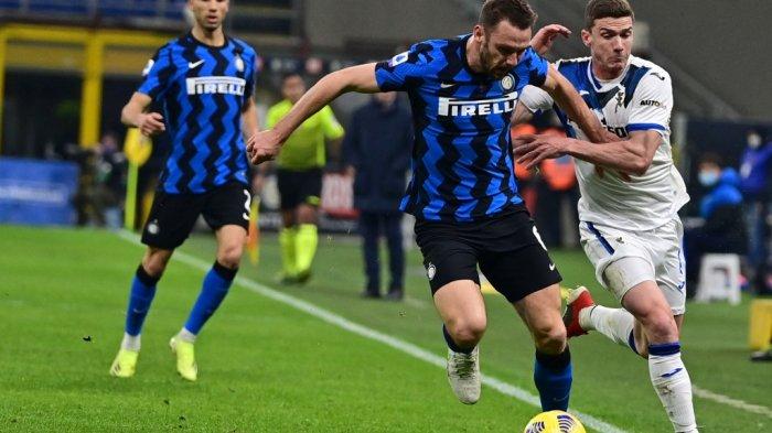 Stefan de Vrij vs Robin Gosens di Serie A Inter Milan vs Atalanta, pada 8 Maret 2021, di stadion San Siro di Milan.