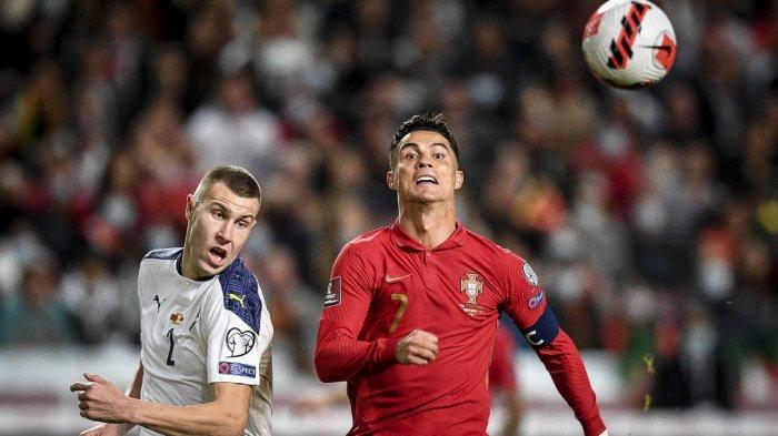 Strahinja Pavlovic vs Cristiano Ronaldo di kualifikasi Piala Dunia Qatar 2022 grup A antara Portugal vs Serbia, di stadion Luz di Lisbon, pada 14 November 2021.