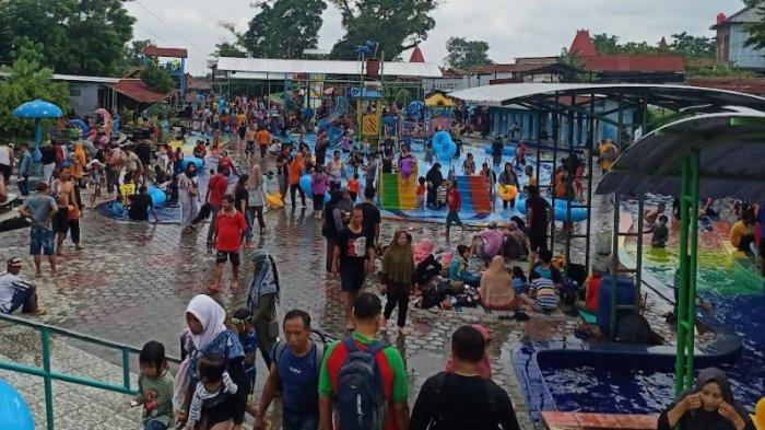 Suasana obyek wisata Umbul Pelem di Desa Wunut, Kecamatan Tulung, Kabupaten Klaten, Jawa Tengah, pada momen libur Natal, Rabu (25/12/2024).