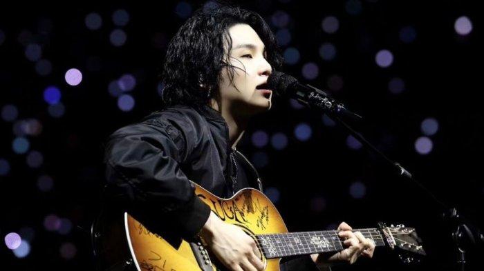 Suga BTS saat melakukan konser di Los Angeles