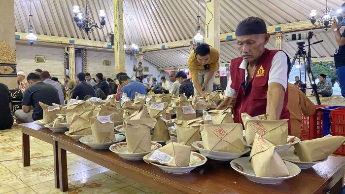 Suasana buka puasa bersama, atau sering disebut sebagai takjilan, di Masjid Gedhe Kauman, Yogyakarta, Kamis (14/3/2024).