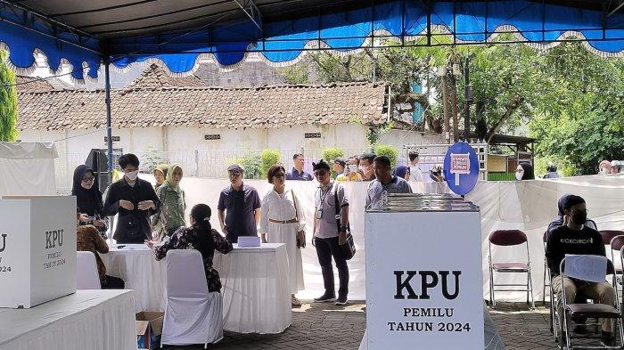 Rektor Universitas Gadjah Mada (UGM), Rektor UGM, Prof. dr. Ova Emilia, M.Med.Ed., Sp.OG(K)., Ph. D. dan Wakil Rektor Bidang Kemahasiswaan, Pengabdian Masyarakat dan Alumni, Dr. Arie Sudjito memantau TPS Khusus UGM, Rabu (14/02/2024).