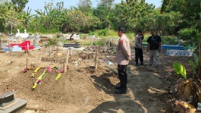 Polisi mendatangi TKP makam warga yang sempat dibongkar oleh Orang Tak Dikenal (OTK) di Desa Kubangkarang, Kecamatan Karangsembung, Kabupaten Cirebon, Jumat (4/8/2023).