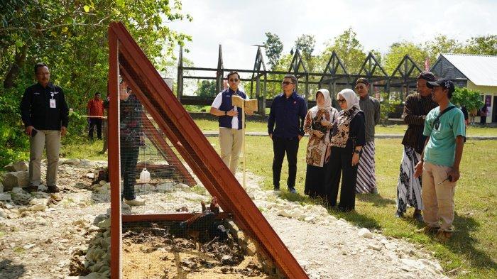 Telkomsel dan warga mempelajari sistem pertanian terpadu di lokasi Integrated Farming Demonstration Plot, yang menggabungkan budidaya hortikultura, peternakan, dan perikanan lokal berbasis edukasi teknologi.