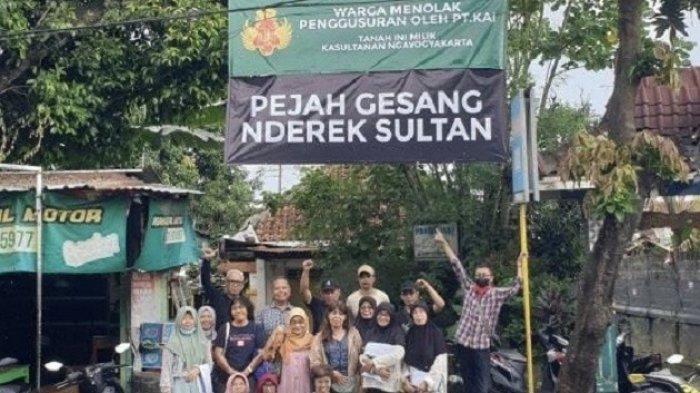 PENOLAKAN WARGA: Warga Kampung Tegal Lempuyangan yang terdampak proyek pengembangan Stasiun Lempuyangan memasang banner penolakan terhadap rencana pemindahan warga dari lingkungan tempat tinggalnya.