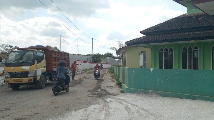 Sejumlah pekerja proyek tol Jogja Solo paket 2.2 sedang bekerja di sekitar bangunan gedung SD Negeri Nglarang, Tlogoadi, Kabupaten Sleman. Sekolah di Kapanewon Mlati ini terdampak pembangunan jalan tol dan kini menunggu direlokasi.