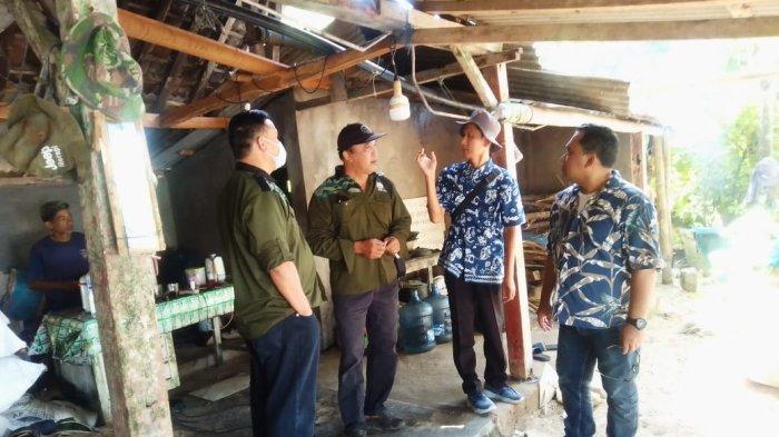 Petugas DPP Kabupaten Gunungkidul saat melakukan peninjauan di TPI Sementara Pantai Nampu yang digunakan nelayan, pada Kamis (20/2/205)