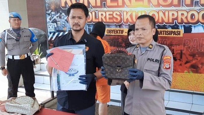 BARANG BUKTI: Kasatreskrim Polres Kulon Progo Iptu Andriana Yusuf (kiri) menunjukkan dokumen hasil audit keuangan koperasi dan Kasihumas Polres Kulon Progo Iptu Sarjoko (kanan) menunjukkan tas yang dibeli pelaku dengan uang hasil penggelapan dan telah menjadi barang bukti, Kamis (27/02/2025).