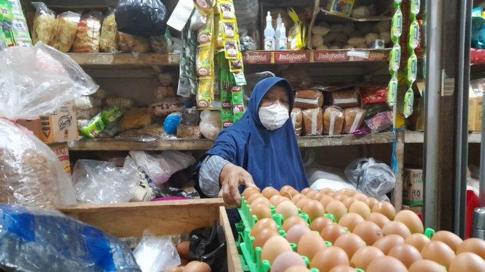 Tinem (65) Penjual Telur Ayam di Pasar Beringharjo, sedang menantikan konsumennya, Selasa (23/8/2022).