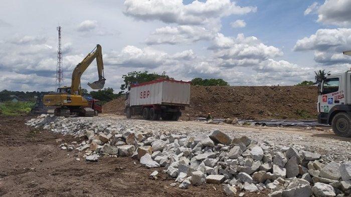 Excavator dan sejumlah truk sedang bekerja di area kontruksi jalan tol Jogja-Solo Paket 2.2 yang membujur dari junction Sleman di Tirtoadi hingga Ringroad di Kalurahan Trihanggo. Pembangunan jalan bebas hambatan ini ditargetkan tuntas pada bulan Oktober mendatang.