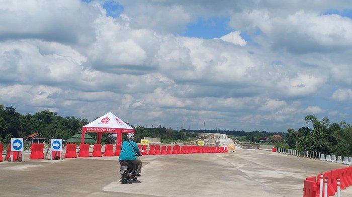 Kondisi salah satu ruas jalan Tol Jogja-Solo dari arah Gerbang Tol (GT) Karanganom menuju exit tol Ngawen, Klaten, yang akan dibuka secara fungsional saat momen arus mudik dan balik Lebaran 2024, Rabu (3/4/2024).