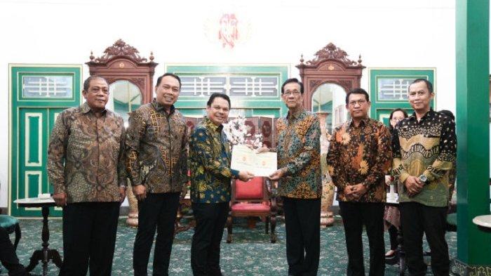 SERAT KEKANCINGAN: Sultan Hamengku Buwono X berfoto bersama Direktur Jenderal Bina Marga Roy Rizali Anwar dan para perwakilan lembaga terkait usai penyerahan Serat Kekancingan di Kraton Kilen, Yogyakarta, Selasa (15/7/2025) lalu.