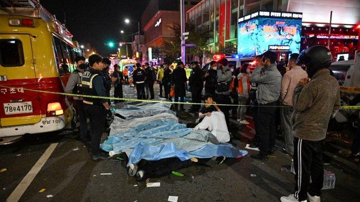 Mayat para korban di distrik kehidupan malam Itaewon Seoul, Minggu 30 Oktober 2022 waktu setempat. Ratusan orang diduga kesulitan bernafas setelah ribuan berkerumun di jalan-jalan sempit untuk merayakan Halloween, kata pejabat setempat.