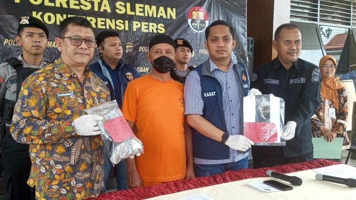 Kasat Reskrim Polresta Sleman AKP Riski Adrian menunjukkan pelaku berikut barang bukti kejahatan di Mapolresta Sleman