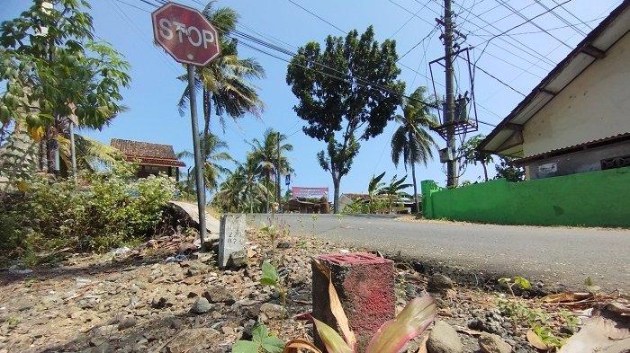 TIDAK JELAS: Patok penanda proyek JJLS yang berada di dekat Kantor Kalurahan Karangwuni, Kapanewon Wates, Kulon Progo, Rabu (25/07/2025). Hingga kini belum ada kejelasan terkait kelanjutan dari proyek tersebut.