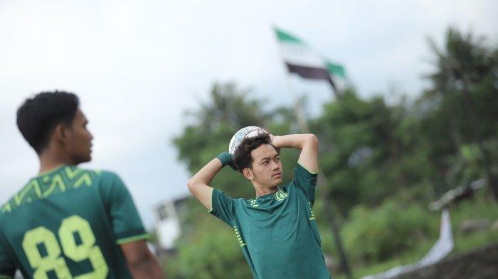 PSS Sleman meminjamkan pemain muda Muhammad Fariz (kanan) ke Sriwijaya FC.
