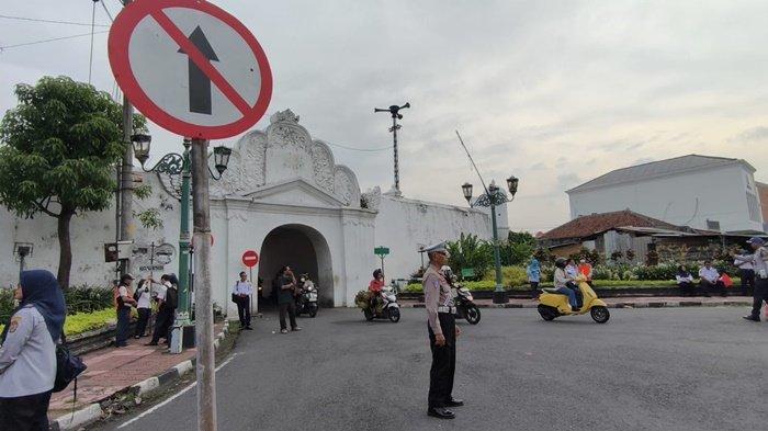 SATU ARAH - Uji coba penerapan sistem satu arah di Plengkung Gading atau Nirbaya, Yogyakarta, Senin (10/3/2025) pagi.