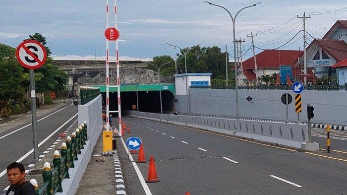Palang yang berada di salah satu ujung Underpass Yogyakarta International Airport (YIA) di Kapanewon Temon, Kulon Progo. Palang tersebut disiapkan sebagai pengamanan jika terjadi bencana seperti tsunami, mengingat posisinya dekat dengan pesisir.
