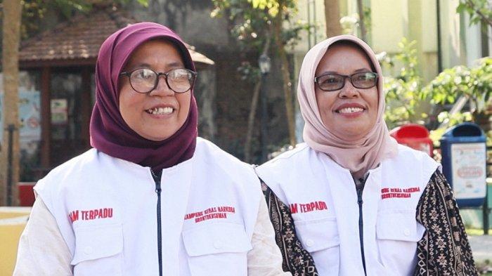 Untari (kiri), Bendahara IBM Dakara Kusuma Kalurahan Brontokusuman dan Mursunarsih (kanan) Anggota IBM Dakara Kusuma Kalurahan Brontokusuman, saat ditemui Tribunjogja.com di Kantor Kalurahan Brontokusuman, Selasa (19/9/2023)